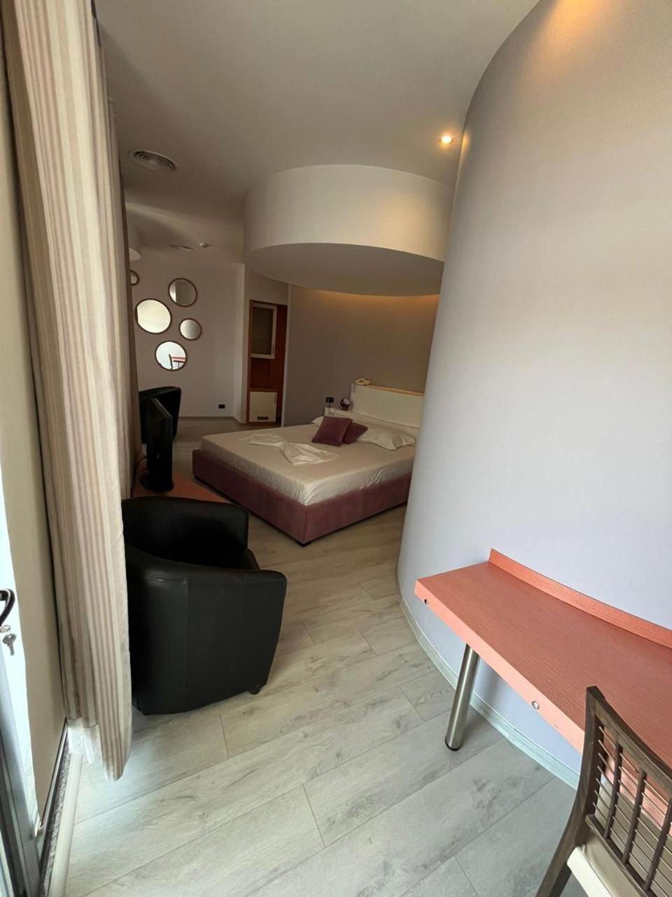 Icon Hotel Vlorë Екстериор снимка