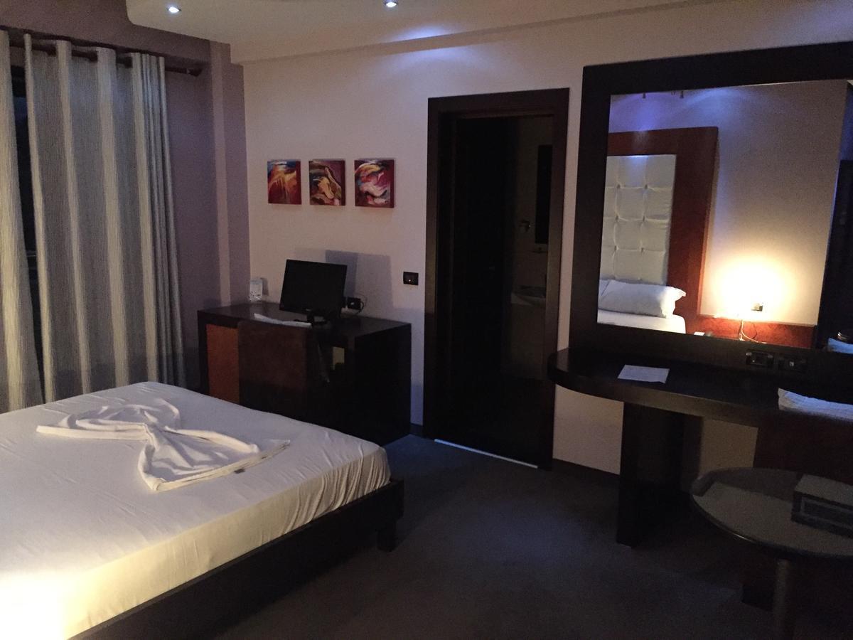 Icon Hotel Vlorë Екстериор снимка