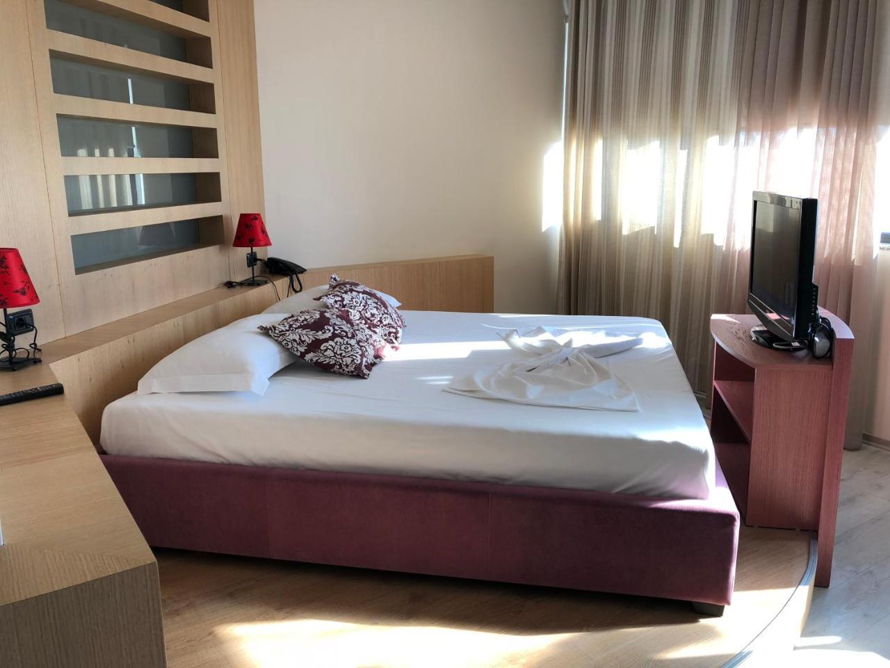Icon Hotel Vlorë Екстериор снимка