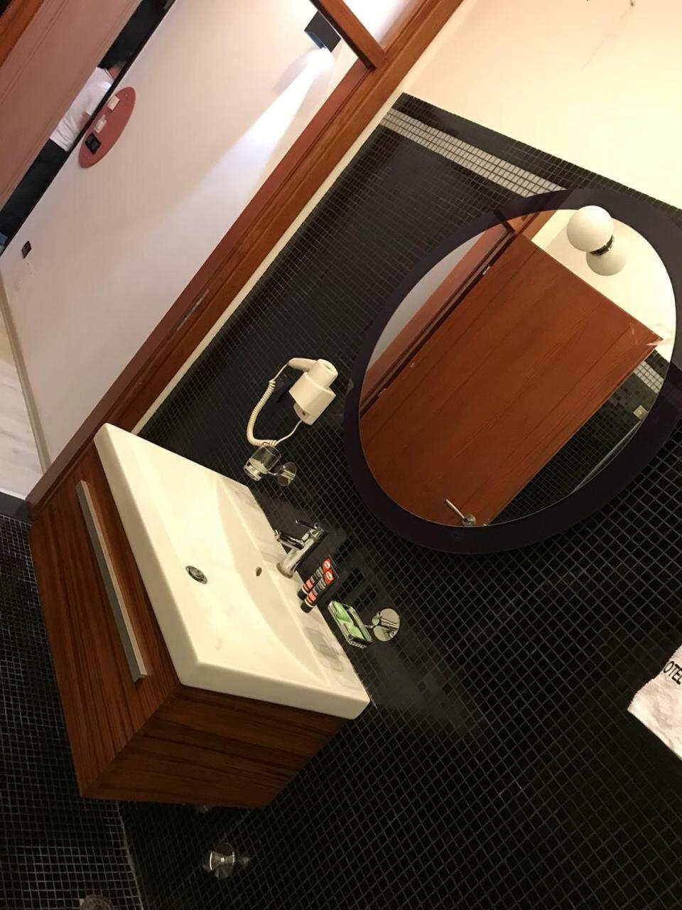 Icon Hotel Vlorë Екстериор снимка