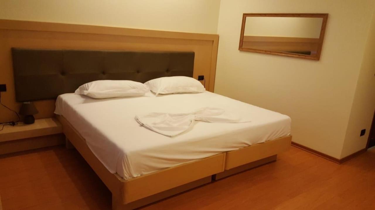 Icon Hotel Vlorë Екстериор снимка