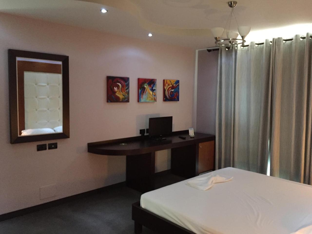 Icon Hotel Vlorë Екстериор снимка